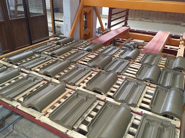 Automatisms for roof tiles and special pieces